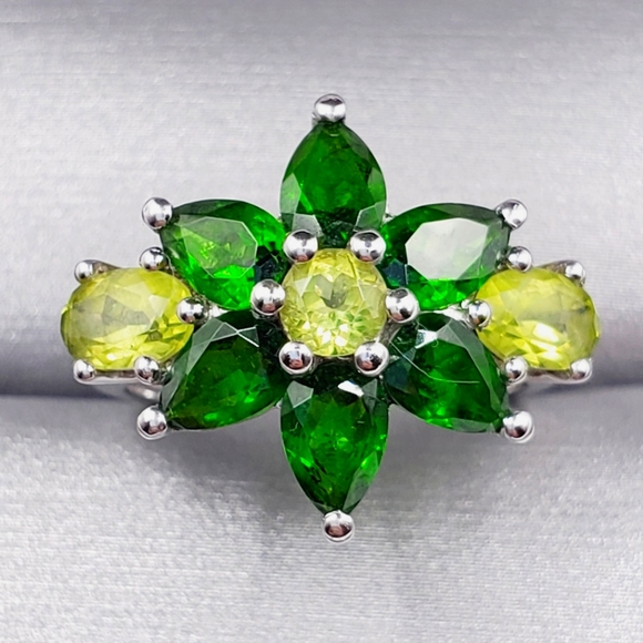 Jewelry - Genuine Green Peridot & Chrome Diopside Flower Ring